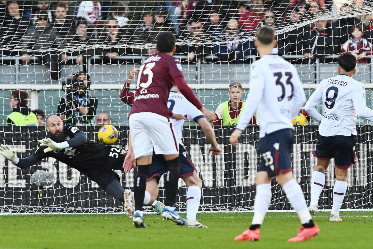 epa11788517 Torino's goalkeeper Vanja Mikovic Savic (L) denies the penalty from Bologna's Santiago Castro (R) during the Italian Serie A soccer match between Torino FC and Bologna FC 1909, in Turin, Italy, 21 December 2024. EPA-EFE/Alessandro Di Marco