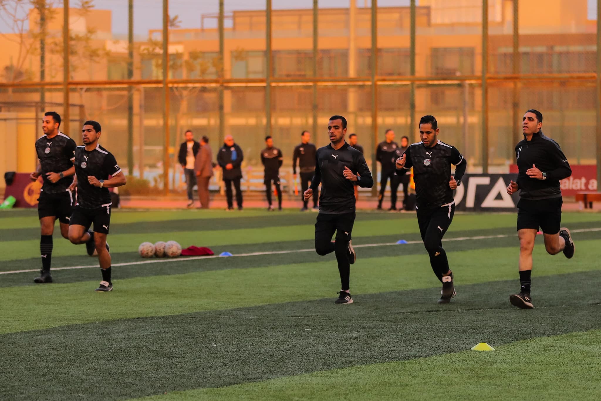 May be an image of 12 people, people playing football, people playing soccer and text that says 'กดุ alata ΓΔ'